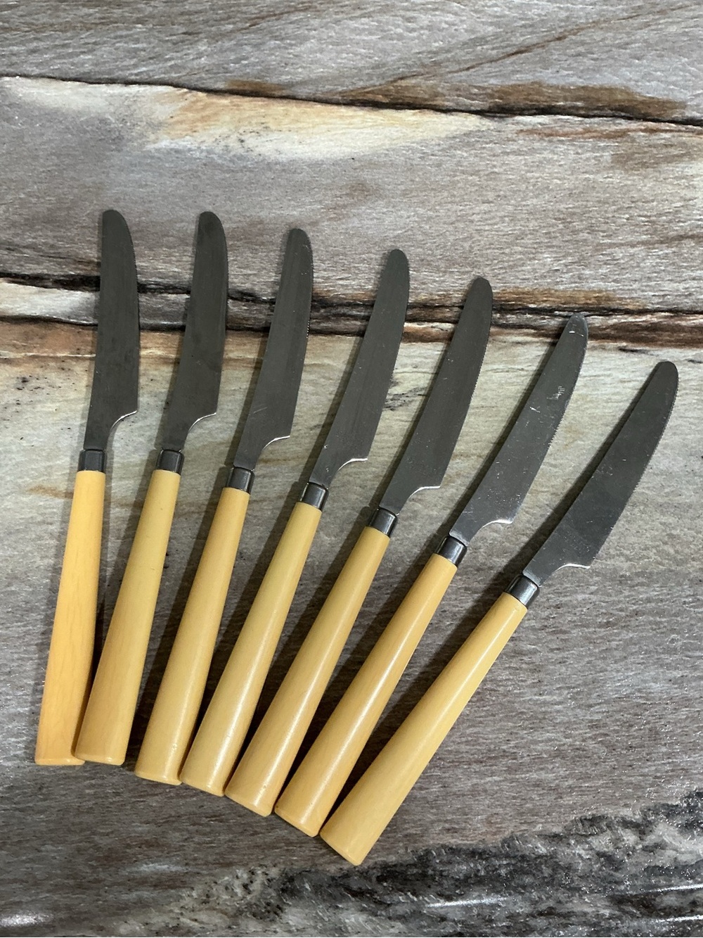Vintage Set of 7 Yellow Celluloid Handle Butter Knives Serrated Taiwan 8.25”